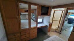 2005 Winnebago Adventurer 33V full