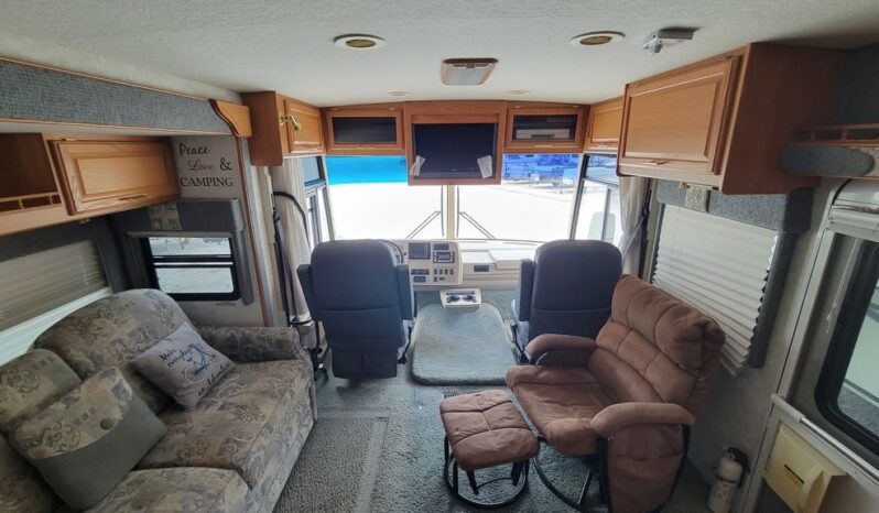 2005 Winnebago Adventurer 33V full